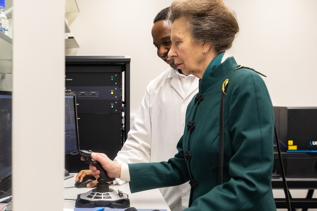 Her Royal Highness captures a single strand of DNA with PhD candidate Quentin Smith of the MRC LMS. (Credit: Paul Clarke Photography)